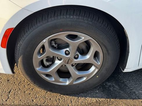 Certified 2023 Chrysler Pacifica Limited FWD image 10