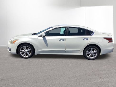 Used 2015 Nissan Altima 2.5 SV w/ Convenience Package FWD image 2