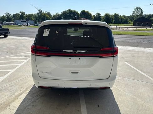 Used 2024 Chrysler Pacifica Touring-L FWD image 6