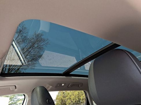 Certified 2025 Volkswagen Taos SE w/ Panoramic Sunroof Package FWD image 14