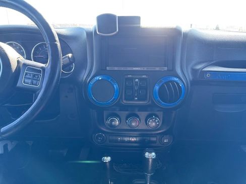 Used 2015 Jeep Wrangler Unlimited Rubicon image 17