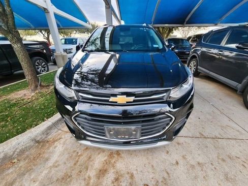 Used 2020 Chevrolet Trax LT w/ LT Convenience Package image 2
