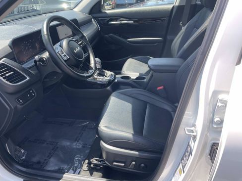Used 2025 Kia Seltos EX w/ EX Sunroof Package AWD/4WD image 19