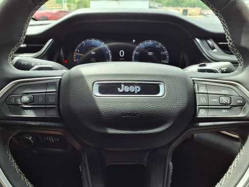 Used 2025 Jeep Grand Cherokee Laredo X RWD image 17