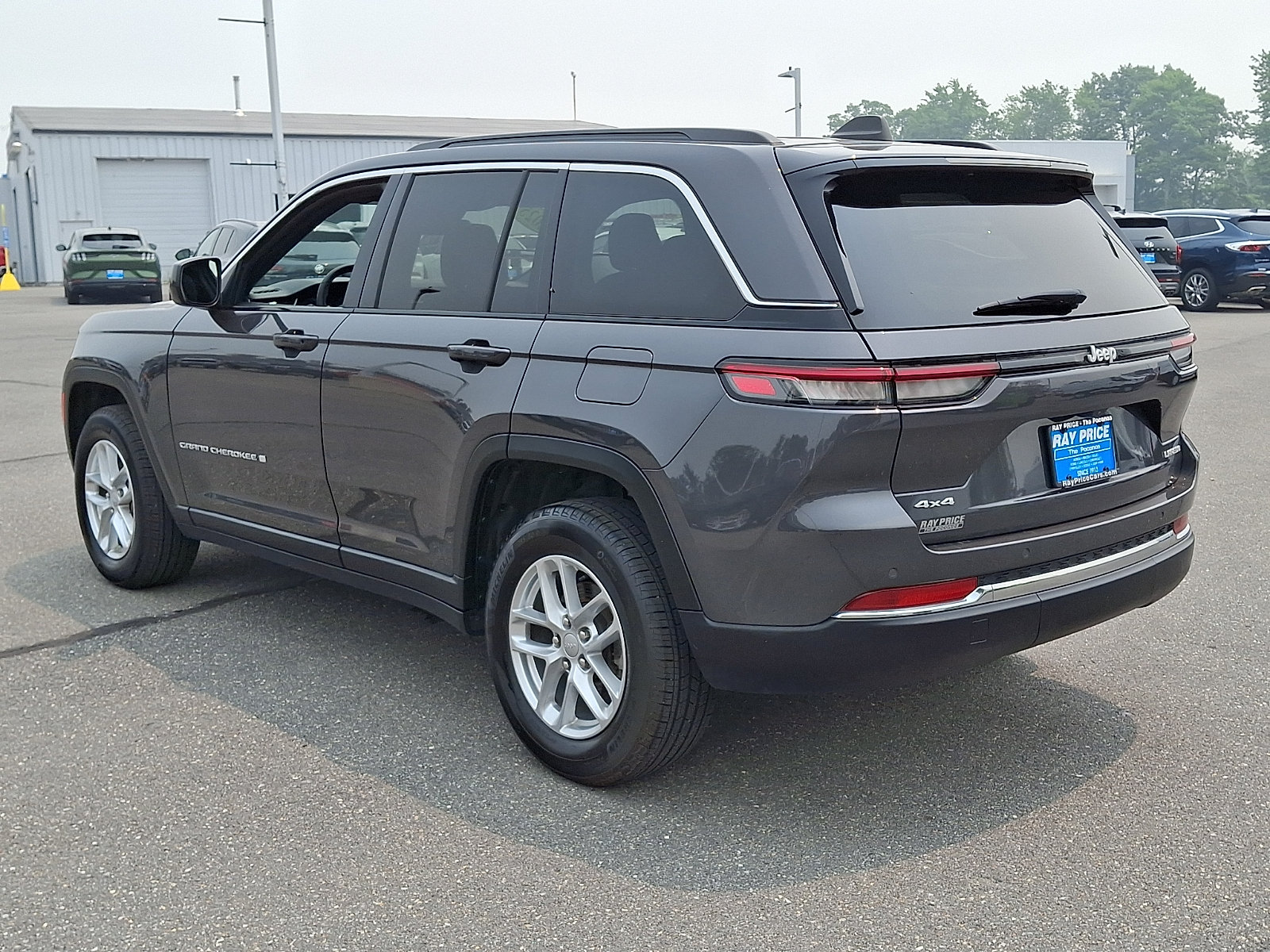 Used 2025 Jeep Grand Cherokee Laredo X w/ Luxury Tech Group I AWD/4WD image 4