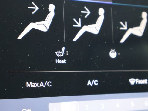 Used 2024 Chrysler Pacifica Touring-L image 33