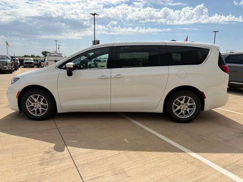 Used 2023 Chrysler Pacifica Touring FWD image 6