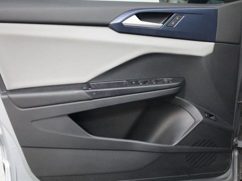 Used 2022 Volkswagen Taos SE image 19