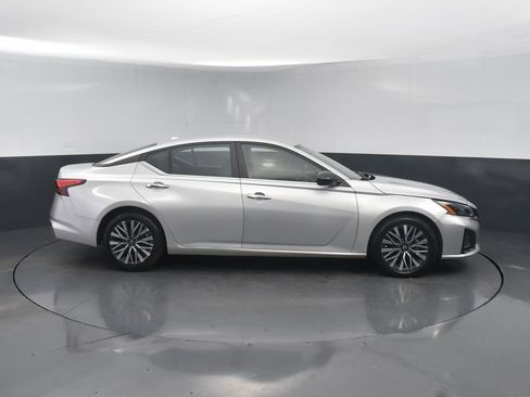 Used 2024 Nissan Altima 2.5 SV image 4