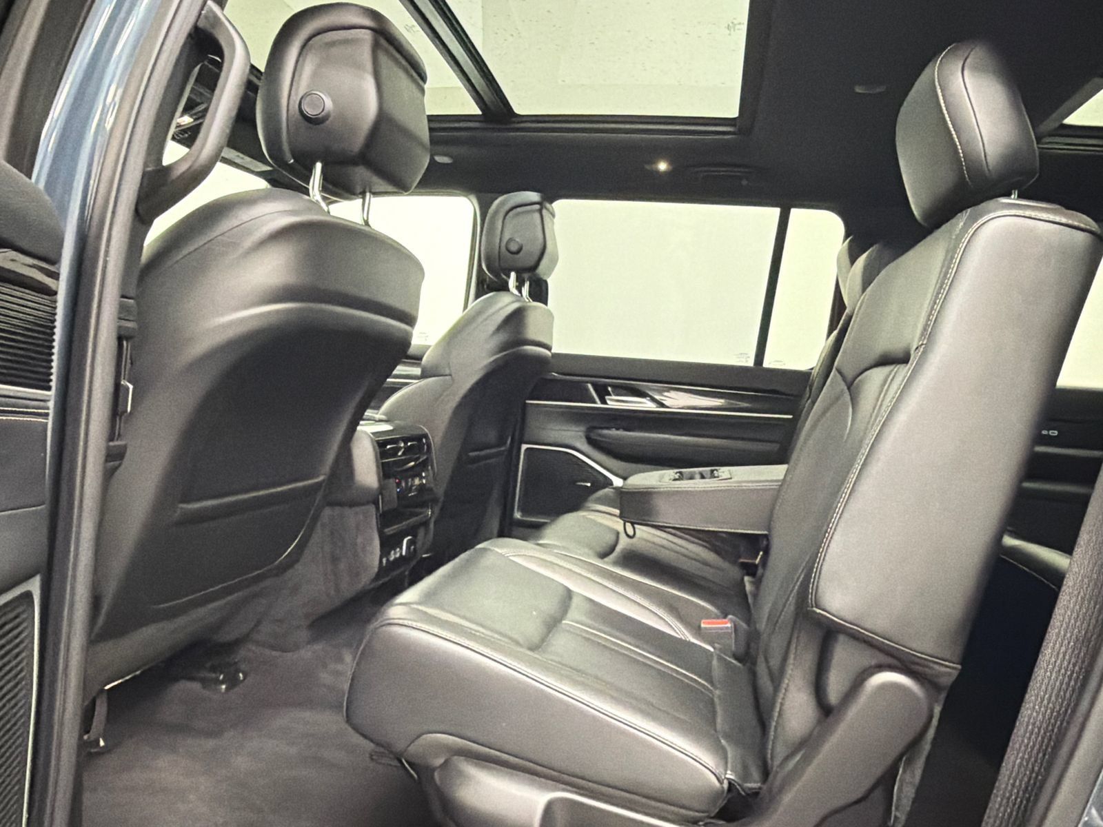 Used 2023 Jeep Wagoneer 4WD w/ Premium Group I image 18