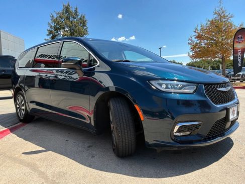 Used 2023 Chrysler Pacifica Touring-L FWD image 4