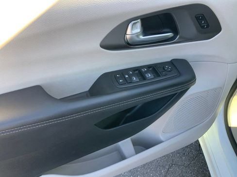 Certified 2024 Chrysler Pacifica Touring-L FWD image 11