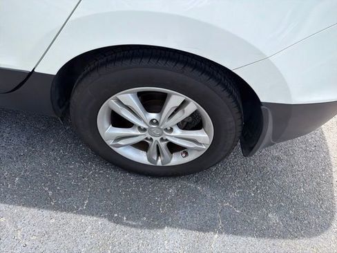 Used 2011 Hyundai Tucson GLS FWD image 4