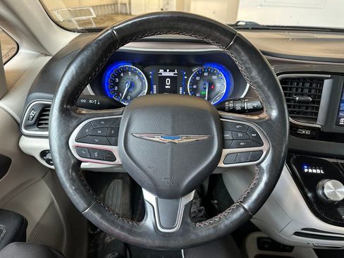 Used 2019 Chrysler Pacifica Touring-L FWD image 2