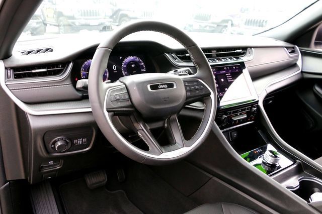 Used 2025 Jeep Grand Cherokee Laredo X w/ Luxury Tech Group I AWD/4WD image 9
