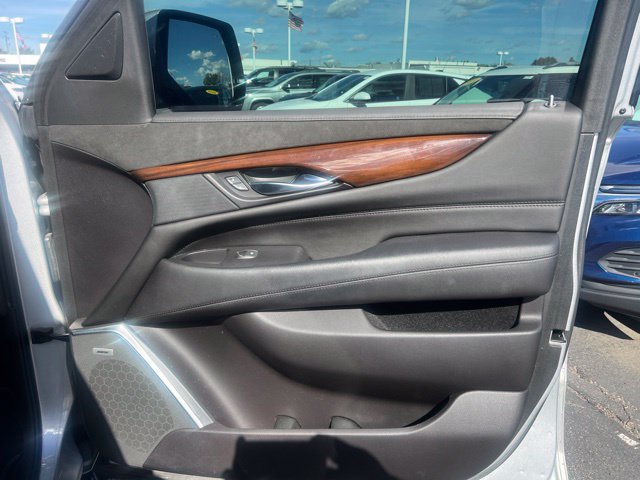 Used 2019 Cadillac Escalade Luxury AWD/4WD image 11