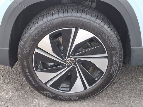 Certified 2025 Volkswagen Taos SE image 27