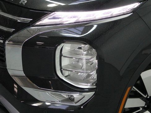 New 2026 Mitsubishi Outlander SE image 2