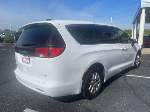 Used 2023 Chrysler Voyager LX FWD image 3