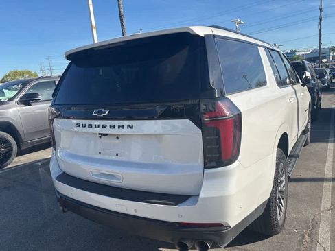 Used 2025 Chevrolet Suburban Z71 image 6