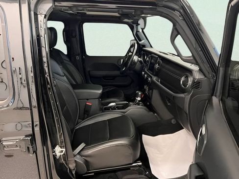 Used 2022 Jeep Wrangler Unlimited Sahara w/ Cold Weather Group AWD/4WD image 8