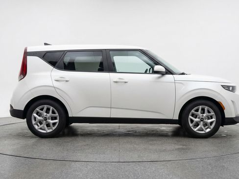 Used 2025 Kia Soul LX w/ LX Technology Package FWD image 11