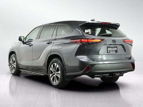 Used 2024 Toyota Highlander XLE AWD/4WD image 3