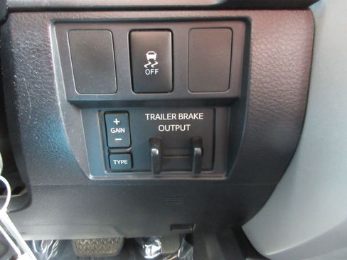 Used 2017 Toyota Tundra SR5 AWD/4WD image 33