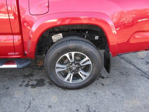 Used 2018 Toyota Tacoma TRD Sport image 3