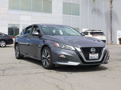 Used 2021 Nissan Altima 2.5 SV w/ SV Premium Package image 2