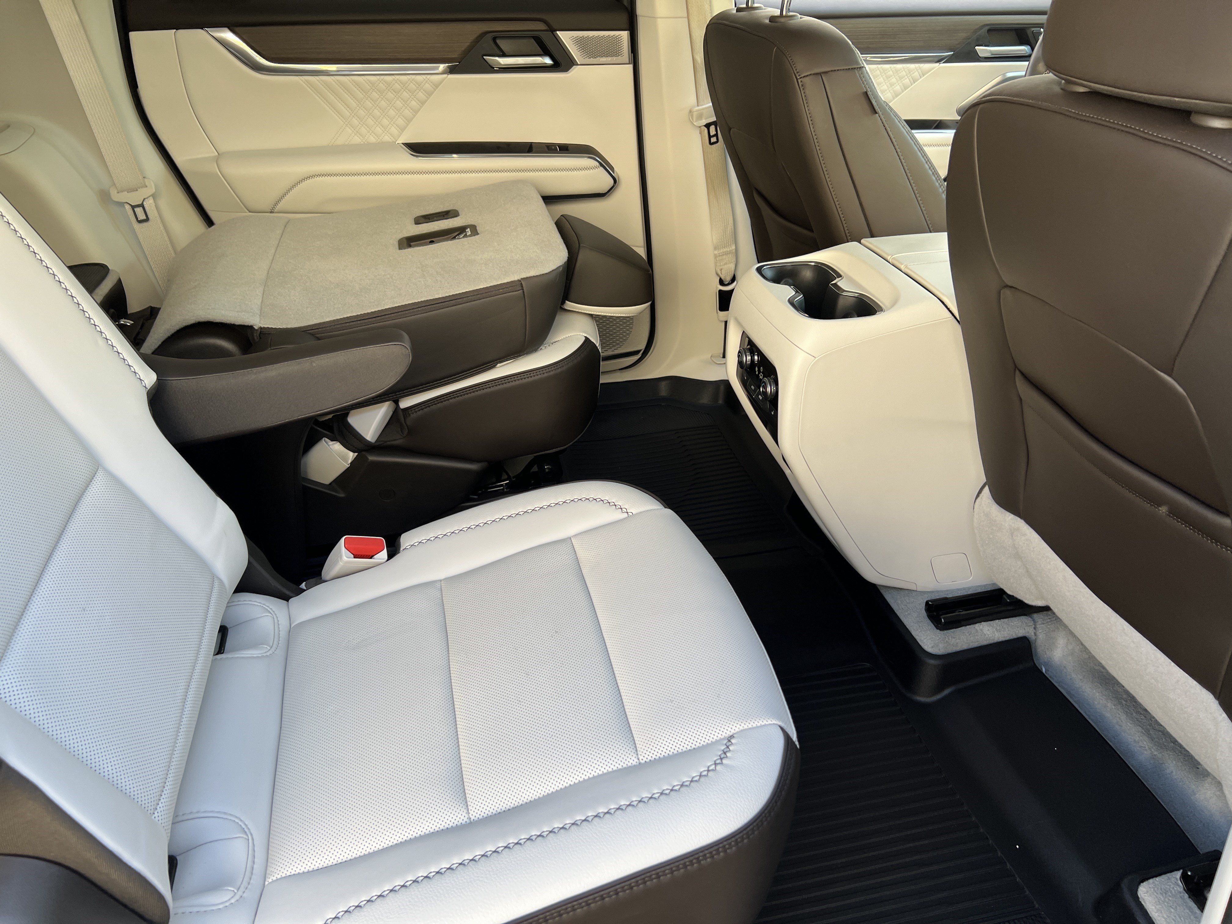 Used 2024 GMC Acadia Denali w/ Super Cruise Package FWD image 24