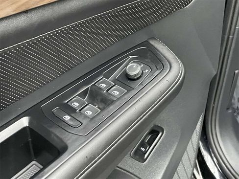 Used 2024 Volkswagen Atlas SE image 19