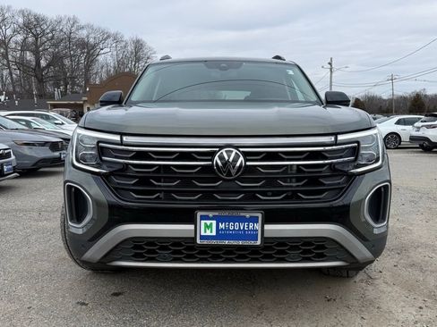 Used 2024 Volkswagen Atlas Peak Edition SE image 3