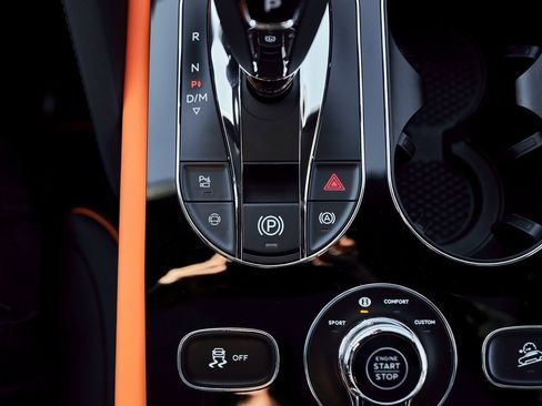 Used 2025 Bentley Bentayga image 70