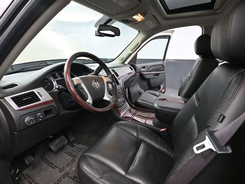 Used 2011 Cadillac Escalade Luxury image 22