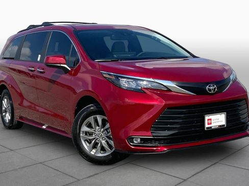 Used 2026 Toyota Sienna XLE FWD image 3