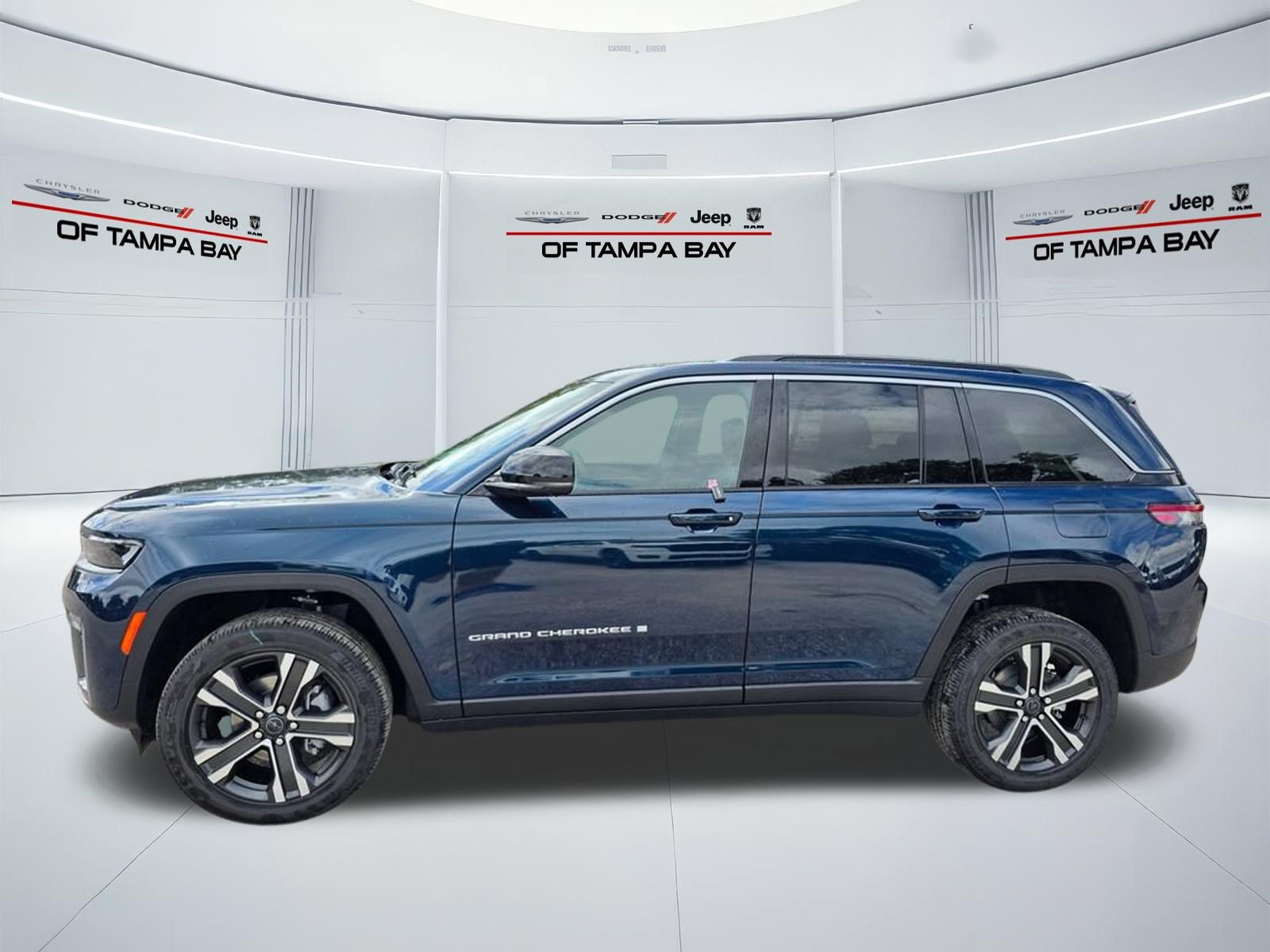 New 2027 Jeep Grand Cherokee Limited w/ Technology Group II AWD/4WD image 3