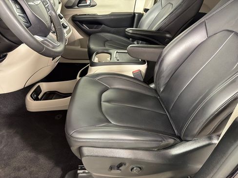 Used 2023 Chrysler Pacifica Touring-L FWD image 11