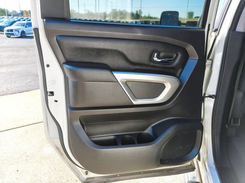 Used 2017 Nissan Titan SV AWD/4WD image 13