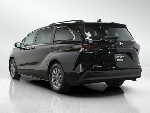 Used 2025 Toyota Sienna XLE image 3