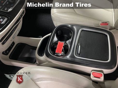 Used 2018 Chrysler Pacifica Touring-L Plus w/ Advanced Safetytec Group FWD image 18