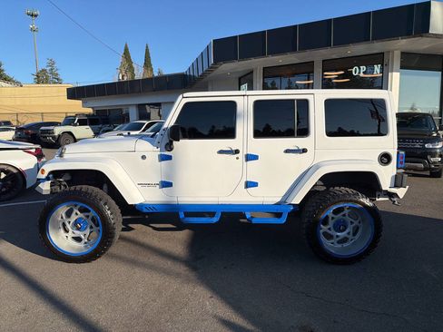 Used 2017 Jeep Wrangler Unlimited Rubicon w/ Connectivity Group image 2