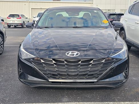 Used 2021 Hyundai Elantra SE FWD image 2