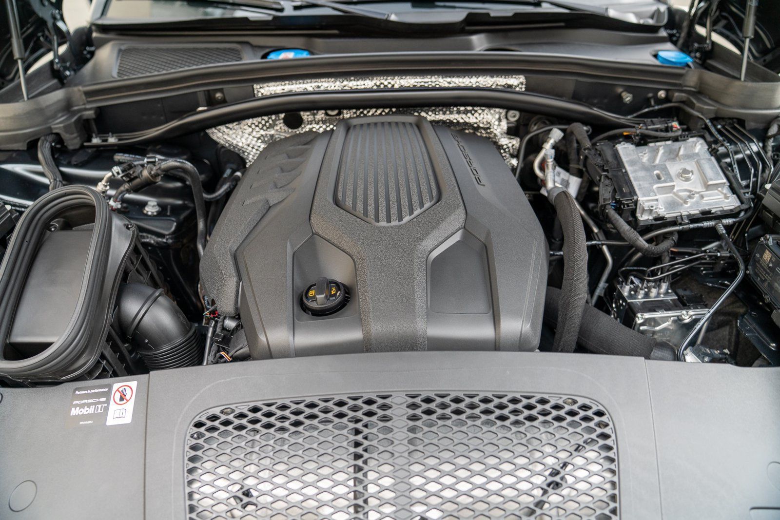 Certified 2026 Porsche Macan AWD/4WD image 28