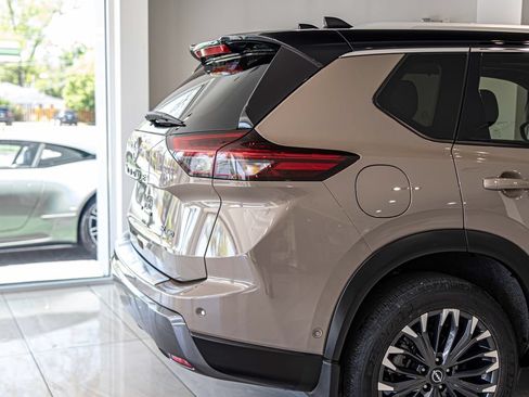 Used 2025 Nissan Rogue SL w/ Tech Package AWD/4WD image 12