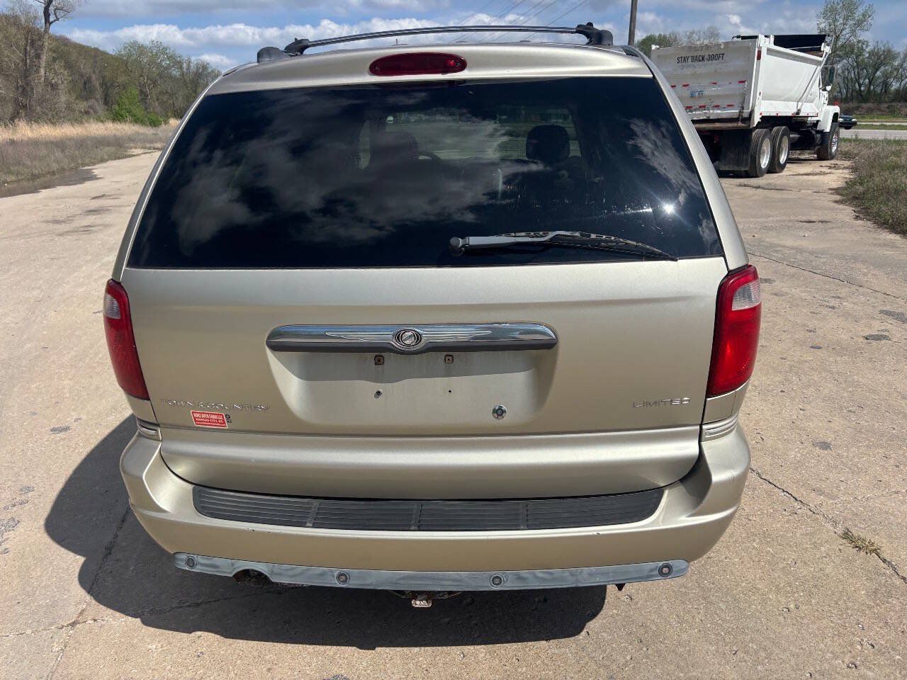 Used 2005 Chrysler Town & Country Limited w/ Trailer Tow Group FWD image 8