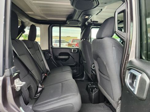 Used 2018 Jeep Wrangler Unlimited Sport S AWD/4WD image 44