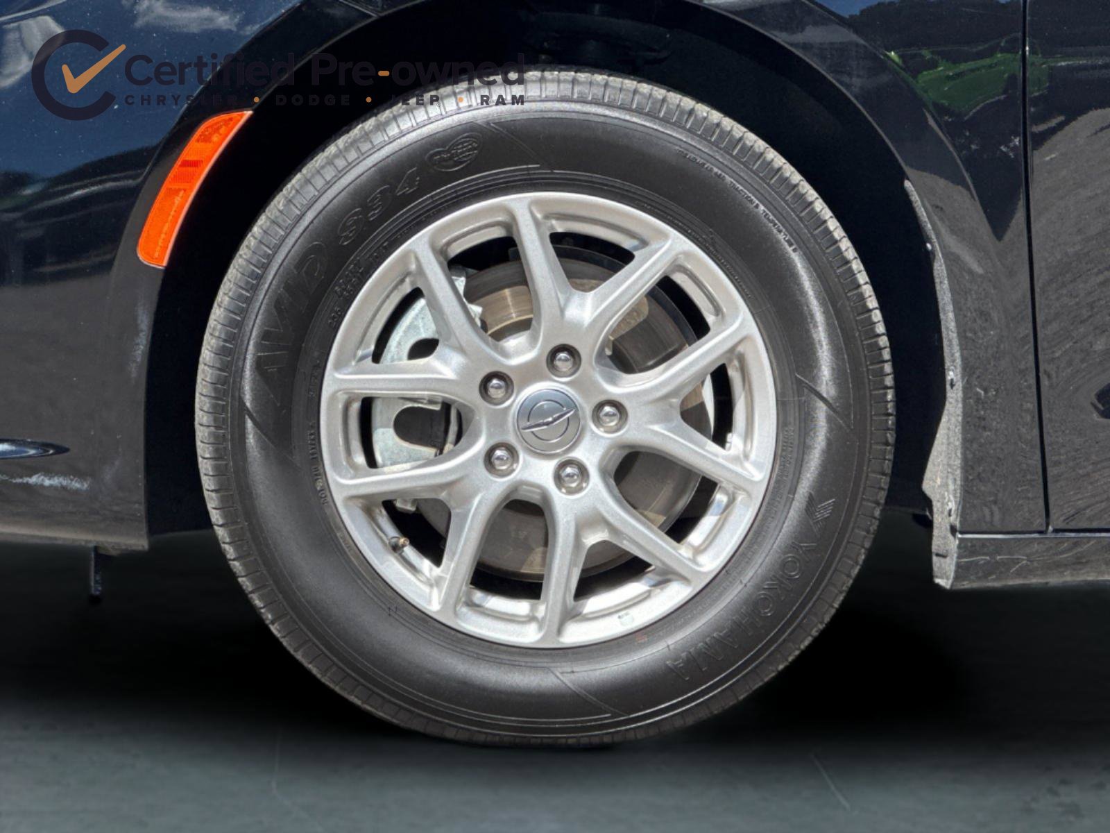 Certified 2025 Chrysler Pacifica Select FWD image 27