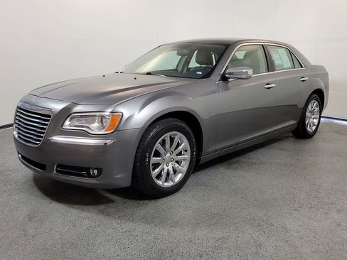 Used 2011 Chrysler 300 Limited RWD image 3