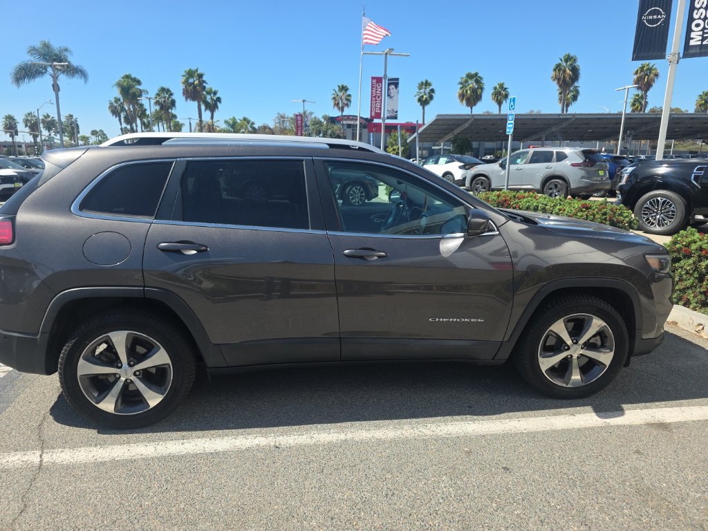 Used 2019 Jeep Cherokee Limited w/ Technology Group FWD image 3